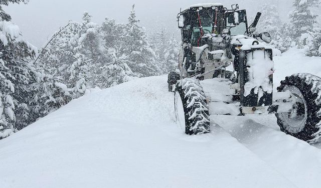 Yozgat’ın Akdağmadeni İlçesi’nde karla mücadele aralıksız sürüyor