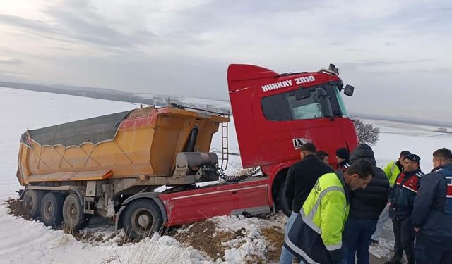 Şefaatli’de Köy Yollarında Gece Gündüz Mücadele