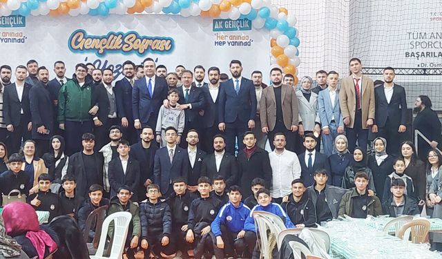 AK Parti Gençlik Kolları Başkanı Yusuf İbiş memleketinde iftarda gençlerle bir araya geldi