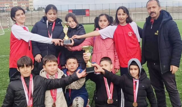 Çayıralan’da Atletizm Gururu: Şehit Yarbay Yusuf Turgut Ortaokulu İl Dereceleriyle Döndü