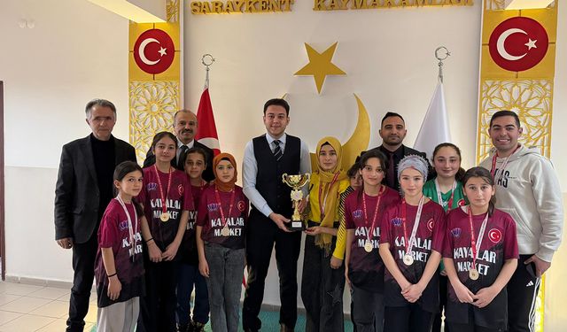 Saraykent Çiçekli Ortaokulu Hentbolda Üst Üste İl Şampiyonu