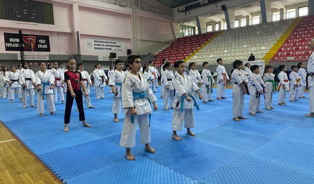 Yozgat’ta Karate Kuşak Sınavı Heyecanı: Geleceğin Şampiyonları Bir Üst Seviyeye Yükseldi
