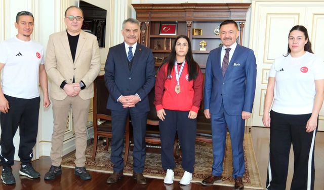 Yozgat Valisi Mehmet Ali Özkan Milli Güreşçiyı Tebrik Etti