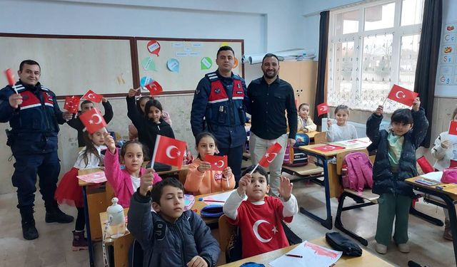 Saraykent’te Jandarmadan Öğrencilere Türk Bayrağı Hediyesi