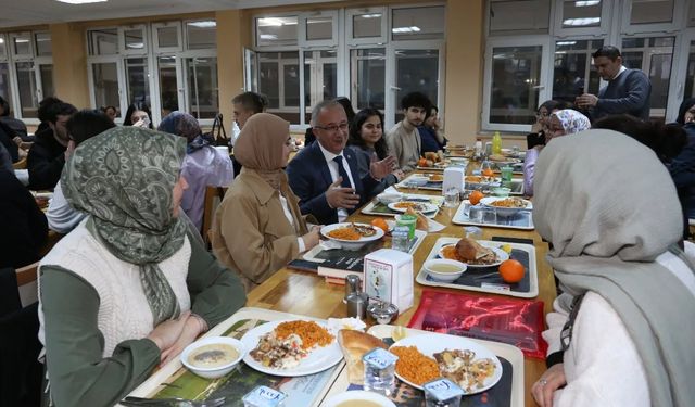 Gazi Üniversitesi Rektörü Prof. Dr. Uğur Ünal Öğrencilerle İftar Yaptı