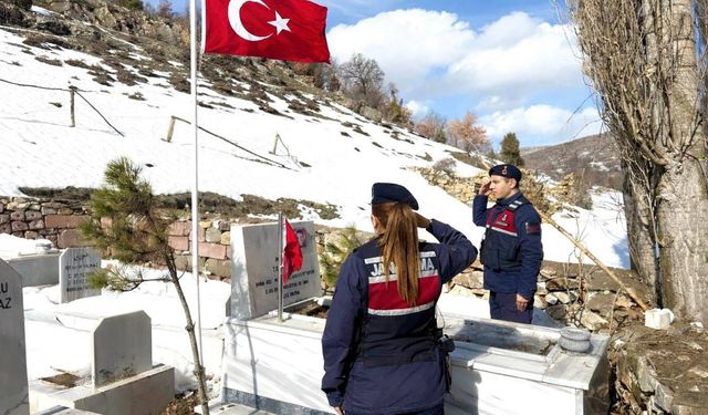 Çayıralan’da Şehit Mezarlıklarında Türk Bayrakları Yenilendi