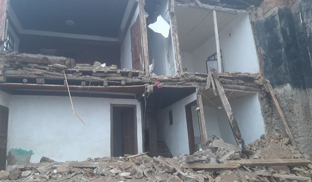 Yozgat’ta tarihi bina yağmura dayanamadı