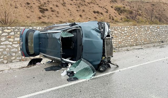 Bayramın birinci günü kaza ile başladı! Otomobil Tabelaya Çarptı: 5 Kişi Yaralandı