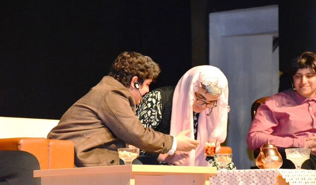 Yozgat’ta Gençlerden Tiyatro Şöleni: "Yanlışın İhalesi Nasibin Meselesi" Sahnelendi