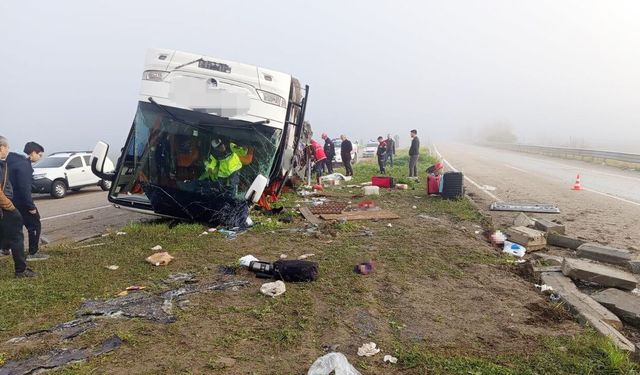 Yolcu Otobüsü Devrildi: 2 Ölü, 17 Yaralı