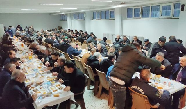 Özükavak’ta Tarihi Buluşma: ‘Kasabamızda İftar Var’ Sloganıyla Gönül Sofraları Kuruldu
