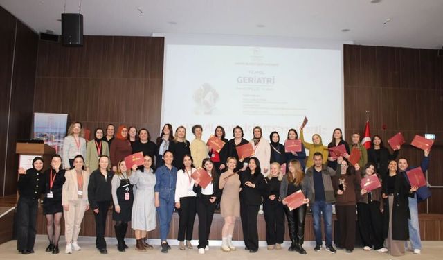 Temel Geriatri Hemşireliği Kursu Tamamlandı: Yaşlı Bakımında Güncel Yaklaşımlar ve Klinik Uygulamalar Öne Çıktı