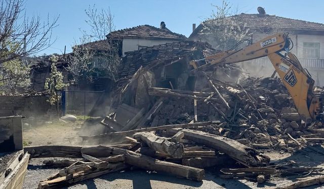 Yozgat Aydıncık’ta metruk binalara yıkım operasyonu