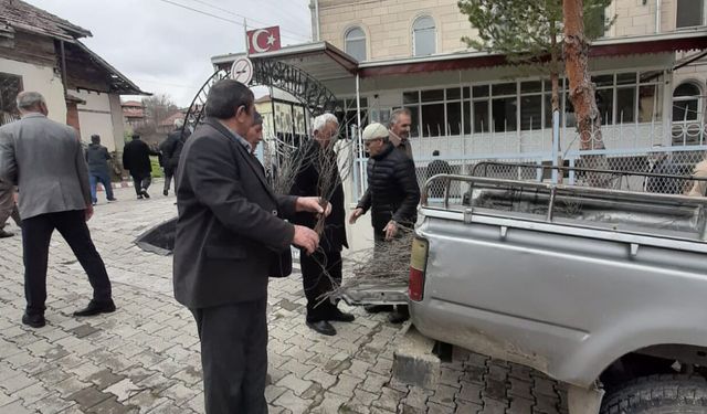 Konuklar Belediyesi’nden Vatandaşa Badem Fidanı Dağıtımı Doğaya Nefes Olan Proje