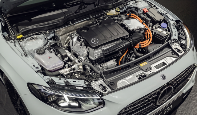 Mercedes’in Yeni Hibrit Motoru Ne Sunuyor? Şehirde Elektrik, Uzun Yolda Benzin Dönemi Başlıyor