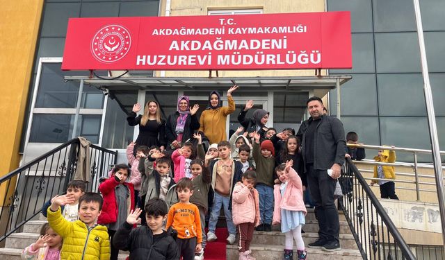 Akdağmadeni’nde Minik Eller Huzurevi Sakinleriyle Bir Araya Geldi