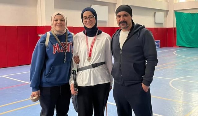 Yozgat Şehitler Fen Lisesi Öğrencisi Esra Çimen Okçulukta İl İkincisi Oldu