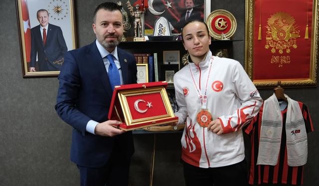 Türkiye Şampiyonu Rabia Karadaş’tan AK Parti Yozgat Milletvekili Süleyman Şahan’a Ziyaret