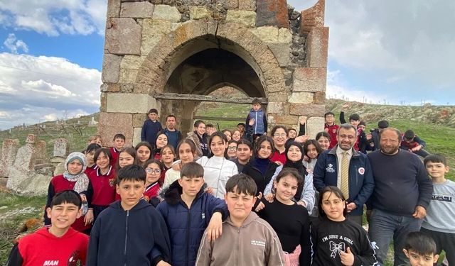 Akdağmadeni’nde Tarih Yolculuğu: Namık Kemal Ortaokulu Öğrencileri Muşali Kalesi’ni Keşfetti