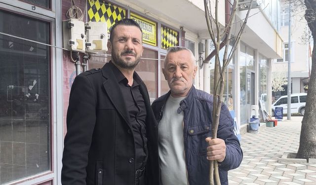 Yenifakılı'da Yeşil Seferberlik: Onlarca fidanı insanlara dağıttı!