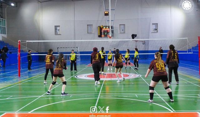 YOBÜ Kadınlar Voleybol Akşam Ligi’nde 3. Hafta Heyecanı: Eğitim ve Fen Edebiyat Kazandı