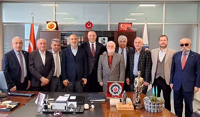 Yozgatlılar Vakfı’ndan ABB Personel Daire Başkanı Kılıçarslan’a Ziyaret: Çini Plaket Takdim Edildi