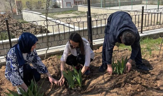Akdağmadeni Huzurevi Baharı Çiçeklerle Karşıladı