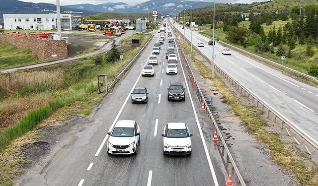 Bayram Tatili Başladı: 43 İlin Geçiş Noktası Kırıkkale'de Trafik Yoğunluğu Arttı