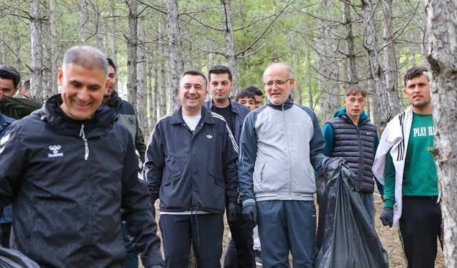 Çekerek’te 19 Mayıs Coşkusu Şahin Tepesi’ne Taşındı: Gençler Doğa İçin Yürüdü
