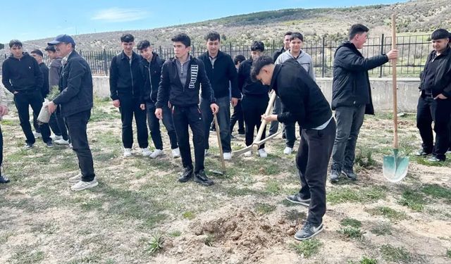 Akdağmadeni Kazım Karabekir Fen Lisesi’nde “Bir Fidan, Bin Umut” Etkinliği