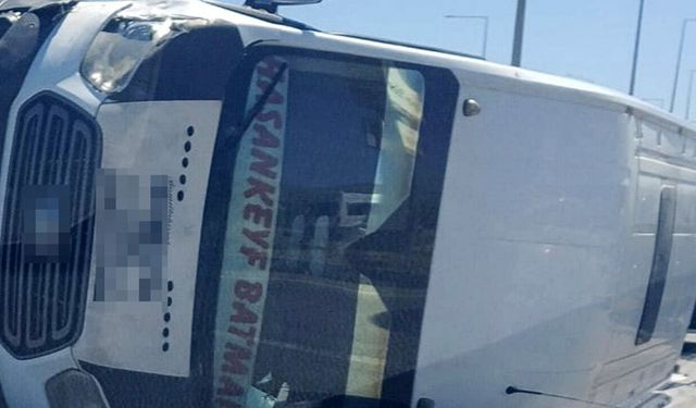 Minibüs ile Otomobil Çarpıştı, 5 Kişi Yaralandı