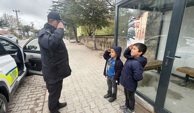 Sarıkaya’da miniklerden polis selamı!