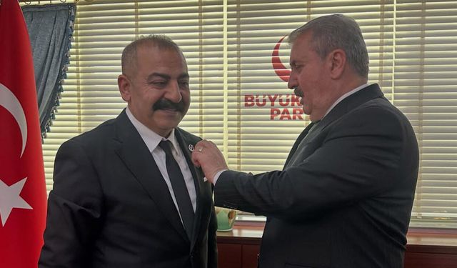 Oyuncu Ömer Kurt Siyasete Girdi: BBP’ye Katıldı Rozeti Mustafa Destici Taktı
