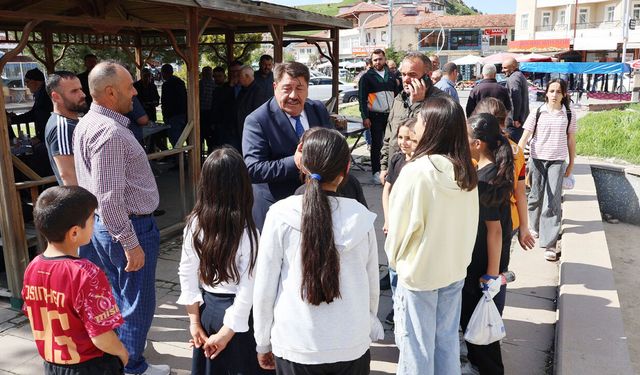 Saraykent’te Bayram Coşkusu: Protokol Vatandaşlarla Cumhuriyet Meydanı’nda Buluştu