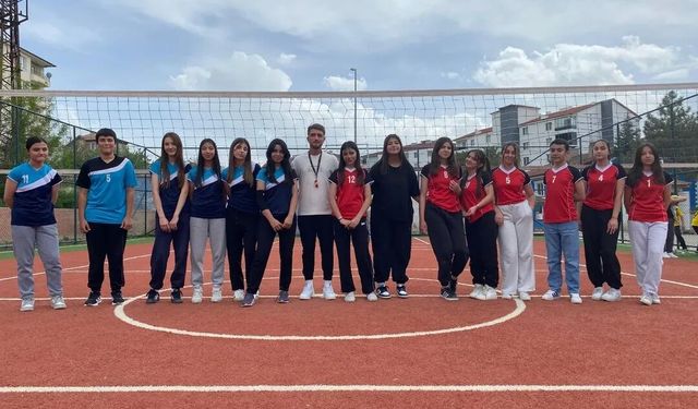 Şefaatli Fatih Ortaokulu’nda Voleybol Heyecanı Sona Erdi: Şampiyonlar Belli Oldu