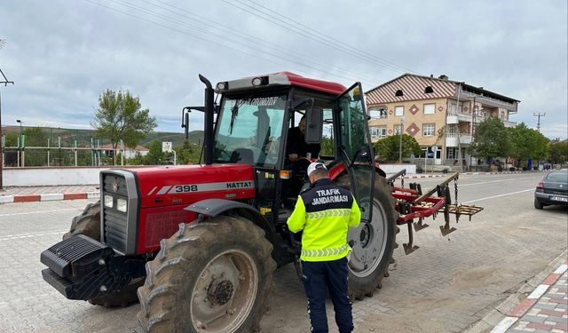 Yozgat’ta Traktörlere Jandarma Denetimi: ROPS ve Trafik Güvenliği Uyarısı Yapıldı