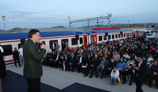 Yozgat Yerköy'e trenle geldiler: Çocuklar izlemek için sıra bekledi