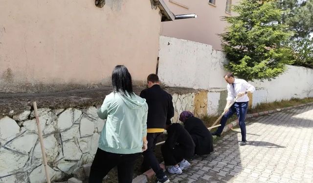 Çandır’da Öğrencilerden Yeşil Vatan'a İlk Can Suyu