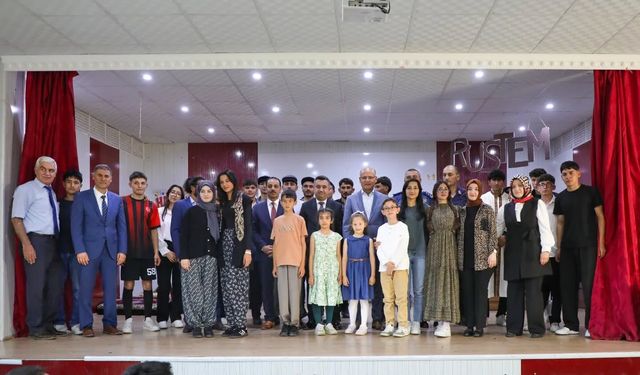 Çekerek 15 Temmuz Şehitleri Anadolu Lisesi’nden Tiyatro Gösterisi: Komşu Köyün Delisi Büyük Beğeni Topladı