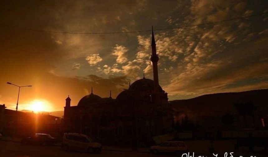 <p>Fotoğrafçılık tutkusuyla bilinen Yıldırım, Yozgat'ın eşsiz manzaralarını, tarihi mekânlarını ve doğal güzelliklerini gözler önüne seriyor.</p>