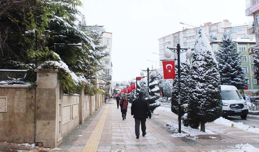 Yozgat’ta kar bu caddeye çok yakıştı!