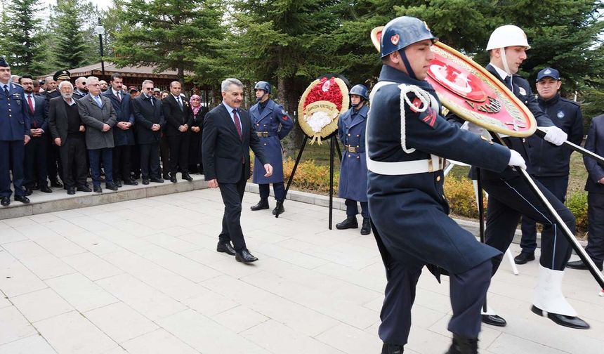 Törende, Yozgat Valisi Mehmet Ali Özkan ve il protokolü, şehitlerimizin ruhuna saygı duruşunda bulunarak, çelenk sundu. 