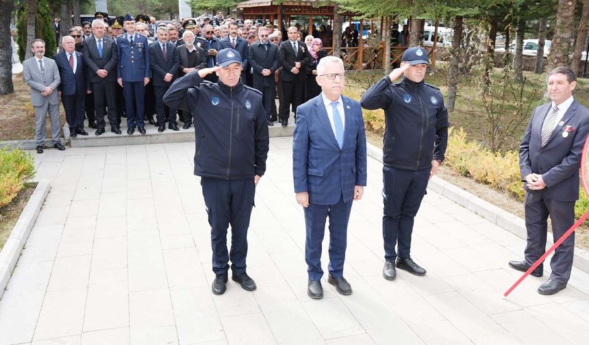 Ardından, Vali Özkan ve diğer protokol üyeleri, Yozgat’taki şehitlerin mezarlarını ziyaret ederek, karanfil bıraktılar.