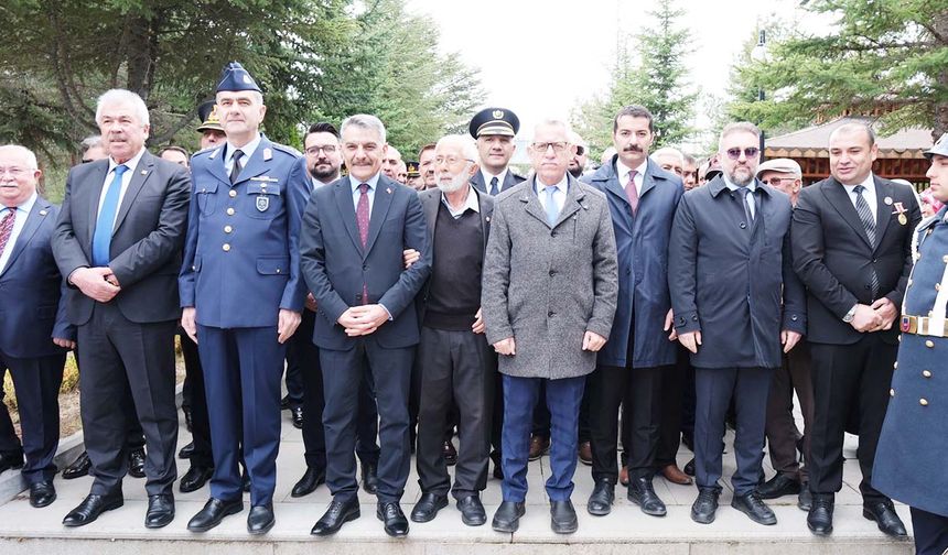 Şehitler Anıtı'nda gerçekleşen çelenk sunma programına, Yozgat Valisi Mehmet Ali Özkan, Belediye Başkanı Kazım Arslan, Cumhuriyet Başsavcısı Recep Sevgili, Garnizon Komutanı Hava İkmal Albay Mustafa Murat Hasbioğlu, Yozgat Bozok Üniversitesi Rektörü Prof. Dr. Evren Yaşar, İl Emniyet Müdürü Recep Tecimer, İl Genel Meclisi Başkanı Adnan Ünal, Şehit ve Gazi Aileleri Dernek Başkanı Gökay Açıkgöz, siyasi parti temsilcileri, kurum müdürleri, STK temsilcileri ve çok sayıda vatandaş katıldı.