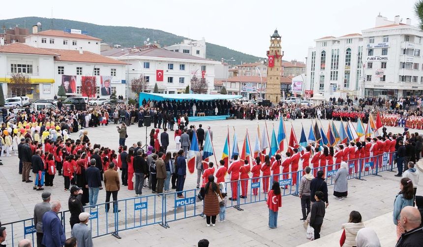 Sabahın erken saatlerinden itibaren Cumhuriyet Meydanı’nda toplanan Yozgatlılar, bayram sevincini hep birlikte yaşadı.