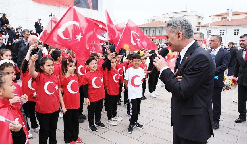 Törene Yozgat Valisi Mehmet Ali Özkan, Belediye Başkanı Dr. Kazım Arslan, İl Jandarma Komutanı Cezmi Yalınkılıç, İl Emniyet Müdürü Recep Tecimer, İl Milli Eğitim Müdürü İsmail Altınkaynak ile çok sayıda kamu görevlisi, öğrenci ve vatandaş katıldı.