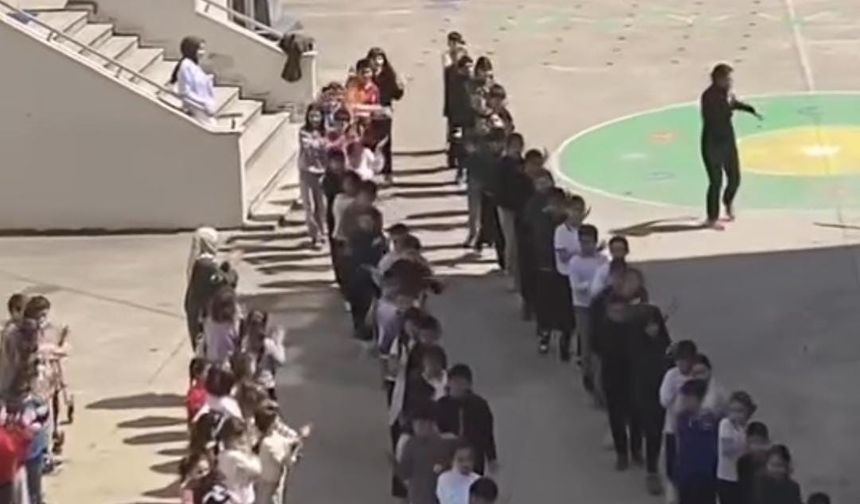 Rize’de tebessüm ettiren görüntü: 23 Nisan’a hazırlanan öğrencilere iskele üzerinde halay çekerek eşlik etti