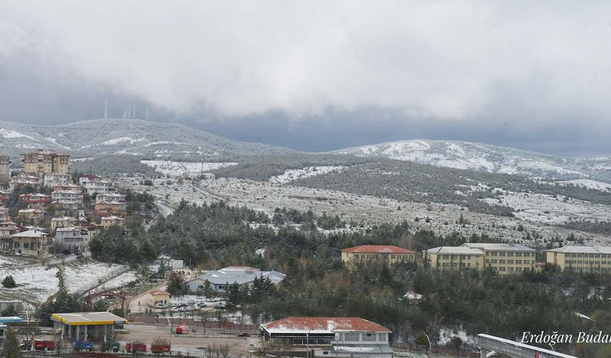 Fotoğraflarda karın doğa ile uyumlu bir şekilde oluşturduğu manzara, izleyenleri büyüledi. Budak, sosyal medya üzerinden yaptığı paylaşımda, “Yozgat’ın tarihi ve doğal zenginliklerini fotoğraflarla bir not düşelim…” diyerek şehrin güzelliklerini ölümsüzleştirdi.