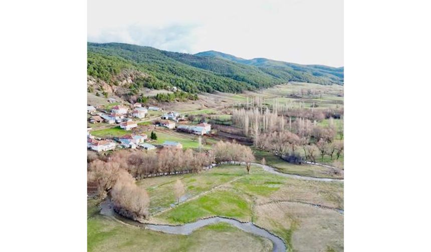 Yukarıçulhalı köyünün sadeliği, zamanın nasıl geçtiğini hissettiren ve izleyenlerin çocukluk anılarına dokunan bir atmosfer oluşturuyor. Akol’un bu özel fotoğrafları, Yozgat’ın kültürel mirasını ve köy yaşamını gelecek nesillere aktarılabilecek değerli bir belge olarak kalıyor.