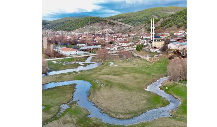 Köydeki yaşamın sadeliği ve doğanın iç içe olduğu sahneler, bir zamanlar çocukların resimlerde hayal ettikleri o huzurlu köy yaşamını hatırlatıyor. Akol’un objektifinden çıkan bu kareler, sadece bir köyün değil, aynı zamanda bir dönemin ve yaşam tarzının da yansıması olarak dikkat çekiyor.